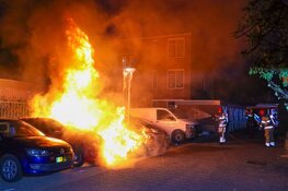 Auto`s door brand verwoest in Huizen