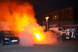 Auto`s door brand verwoest in Huizen