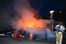 Auto`s door brand verwoest in Huizen