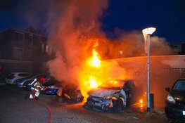 Auto`s door brand verwoest in Huizen