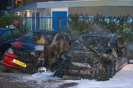 Auto`s door brand verwoest in Huizen