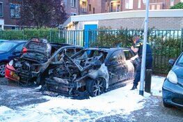 Auto`s door brand verwoest in Huizen