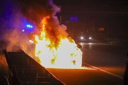 Auto door brand verwoest op A1 bij Laren
