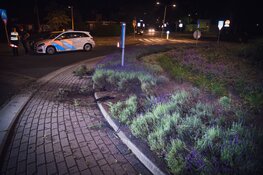 Automobiliste krijgt ongeluk op rotonde in Hilversum