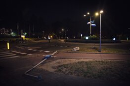 Automobiliste krijgt ongeluk op rotonde in Hilversum