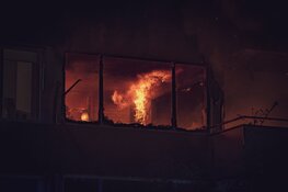 Grote brand in flat in Hilversum, twee woningen onbewoonbaar