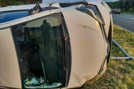 Auto raakt van de weg bij Hilversum en eindigt op zijkant