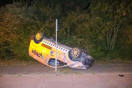 Bestelbus crasht in Hilversum, bestuurder nergens te bekennen