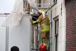 Steiger dreigt om te vallen na botsing door bakwagen
