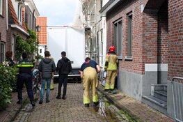 Steiger dreigt om te vallen na botsing door bakwagen