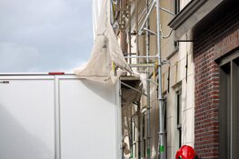 Steiger dreigt om te vallen na botsing door bakwagen