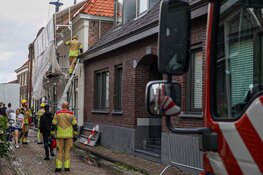 Steiger dreigt om te vallen na botsing door bakwagen