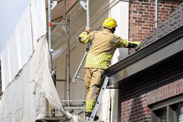 Steiger dreigt om te vallen na botsing door bakwagen