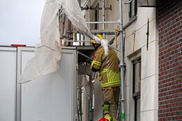 Steiger dreigt om te vallen na botsing door bakwagen