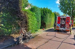 Motor vliegt spontaan in brand in Laren