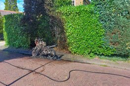 Motor vliegt spontaan in brand in Laren
