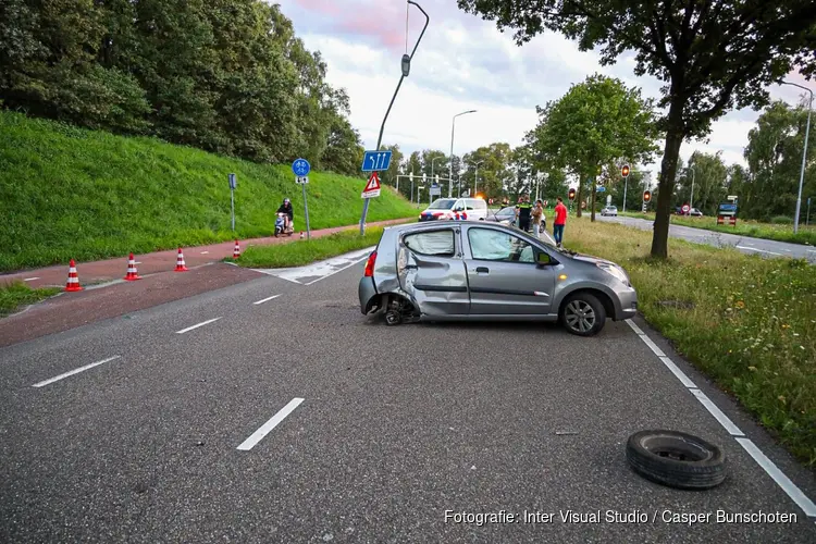 Auto rijdt tegen lantaarnpaal in Huizen