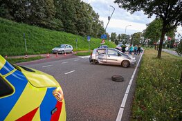 Auto rijdt tegen lantaarnpaal in Huizen
