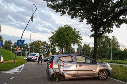 Auto rijdt tegen lantaarnpaal in Huizen