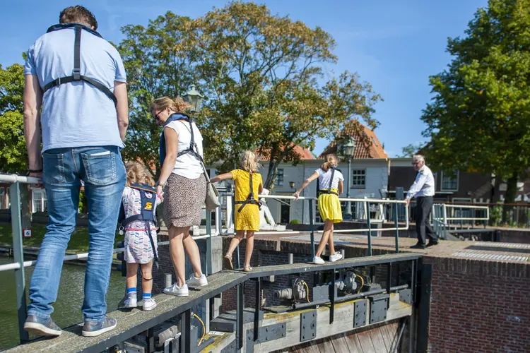 Wandelen over torenhoge sluisdeuren