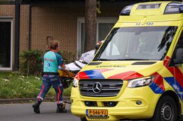 Vrouw op scootmobiel aangereden in Huizen, auto rijdt door