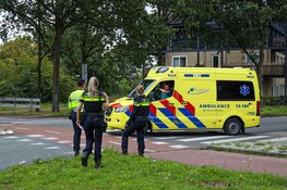 Vrouw op scootmobiel aangereden in Huizen, auto rijdt door