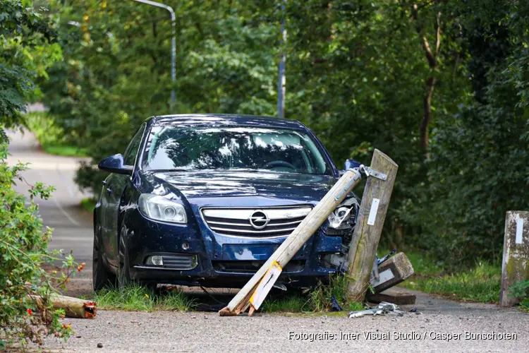 Auto tegen hekwerk gereden in Bussum