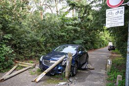 Auto tegen hekwerk gereden in Bussum