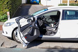 Man gewond bij uitstappen van auto