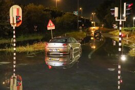 Auto`s komen vast te staan door hevige regenval