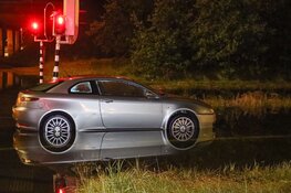 Auto`s komen vast te staan door hevige regenval