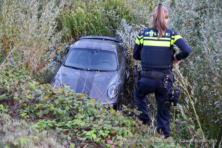 Peperdure Porsche raakt in slip en crasht in Muiden