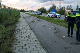 Peperdure Porsche raakt in slip en crasht in Muiden