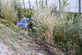 Peperdure Porsche raakt in slip en crasht in Muiden