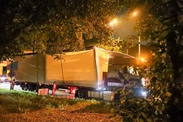 Lading van vrachtwagen raakt viaduct bij Laren