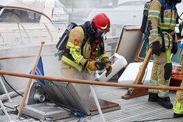 Brand in jachthaven in Naarden