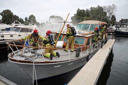 Brand in jachthaven in Naarden