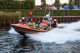 Bootje in brand vlakbij eiland bij Muiden
