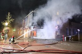 Brand verwoest kledingwinkel in Huizen