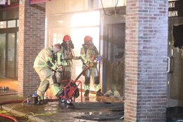 Brand verwoest kledingwinkel in Huizen