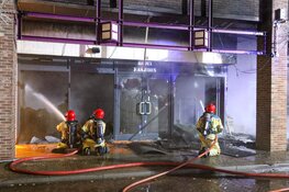 Brand verwoest kledingwinkel in Huizen