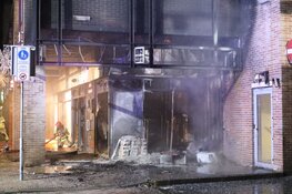Brand verwoest kledingwinkel in Huizen