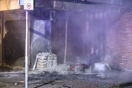 Brand verwoest kledingwinkel in Huizen