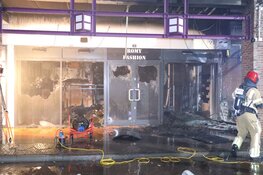 Brand verwoest kledingwinkel in Huizen