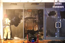 Brand verwoest kledingwinkel in Huizen