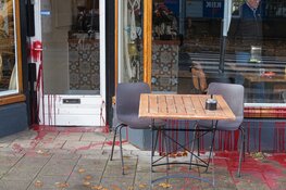Koffiezaak in Bussum besmeurd met rode verf
