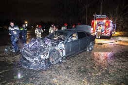 Auto in brand op verlaten parkeerplaats Naarden