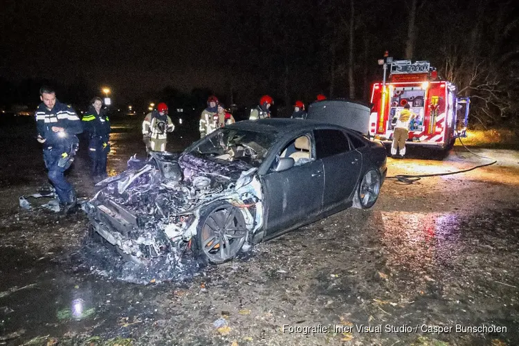 Auto in brand op verlaten parkeerplaats Naarden
