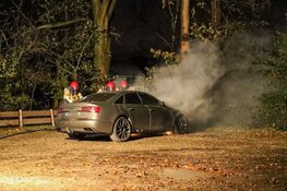 Auto in brand op verlaten parkeerplaats Naarden