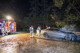 Auto in brand op verlaten parkeerplaats Naarden